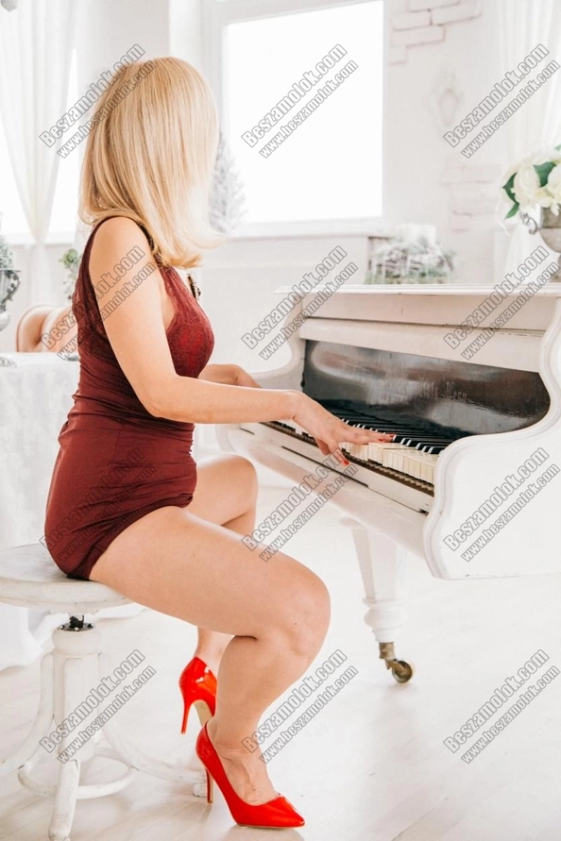 17 kép Laraa. szexpartner 705704334,   